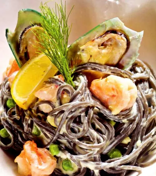 Pasta đen hải sản: Món ngon mang hương vị biển