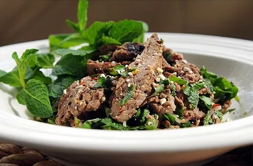 Salad bò nướng chua cay