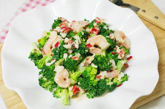 Salad bông cải trộn tôm cho cô nàng muốn giảm cân