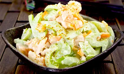 Salad tôm, cần tây tươi mát