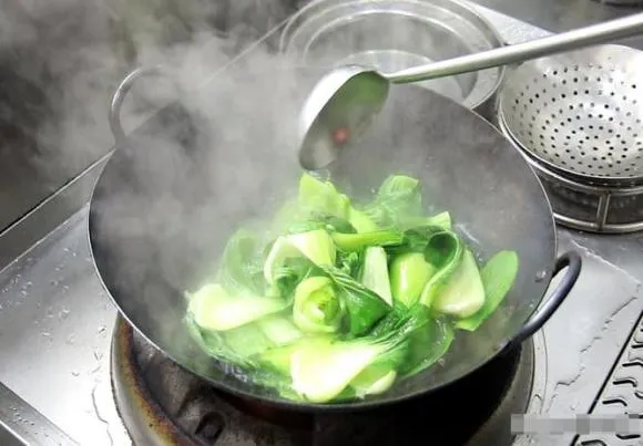 Sử dụng rau cải với thịt băm để tạo cảm giác hấp dẫn cho món ăn thanh nhẹ, đẹp mắt như nhà hàng