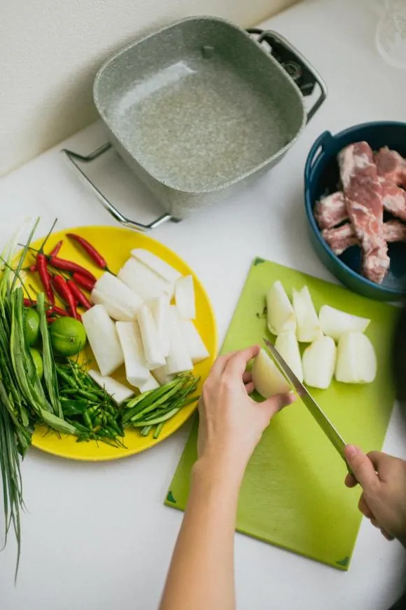 Sườn đừng chỉ xào chua ngọt, làm theo cách này ngon hơn nhiều, lại là món ăn nổi tiếng của Thái Lan