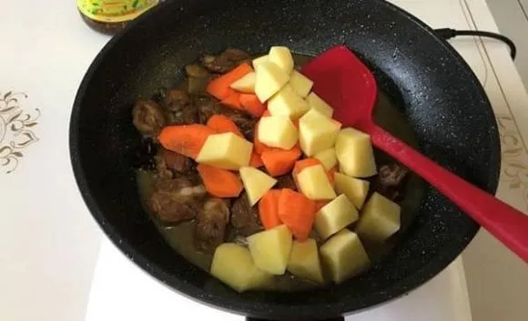 Sườn heo hầm khoai tây theo cách này vừa mềm vừa ngon, cả nhà thích mê, nấu bao nhiêu cũng hết