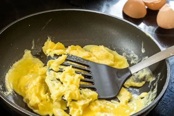 Thì ra đây là lý do trứng chiên tại nhà hàng ngon hơn làm ở nhà và loạt mẹo từ đầu bếp chuyên nghiệp bạn nên biết