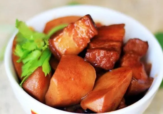 Thịt ba chỉ kho khoai sọ, món ngon lạ miệng cho cả gia đình