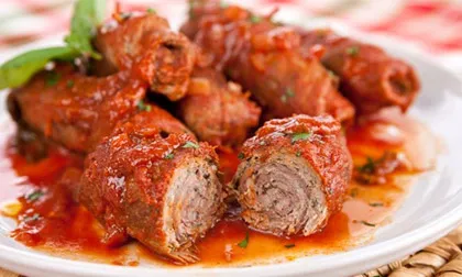 Thịt bò cuộn braciole ăn với pasta kiểu Ý ngon không thể chê