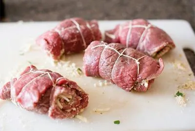 Thịt bò cuộn braciole ăn với pasta kiểu Ý ngon không thể chê