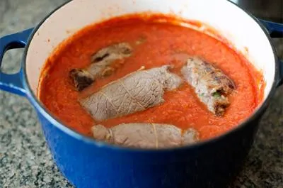 Thịt bò cuộn braciole ăn với pasta kiểu Ý ngon không thể chê