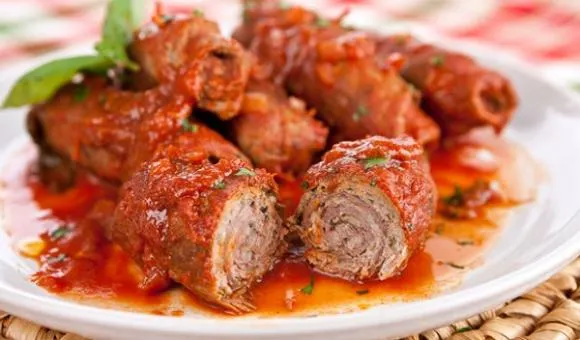 Thịt bò cuộn braciole ăn với pasta kiểu Ý ngon không thể chê