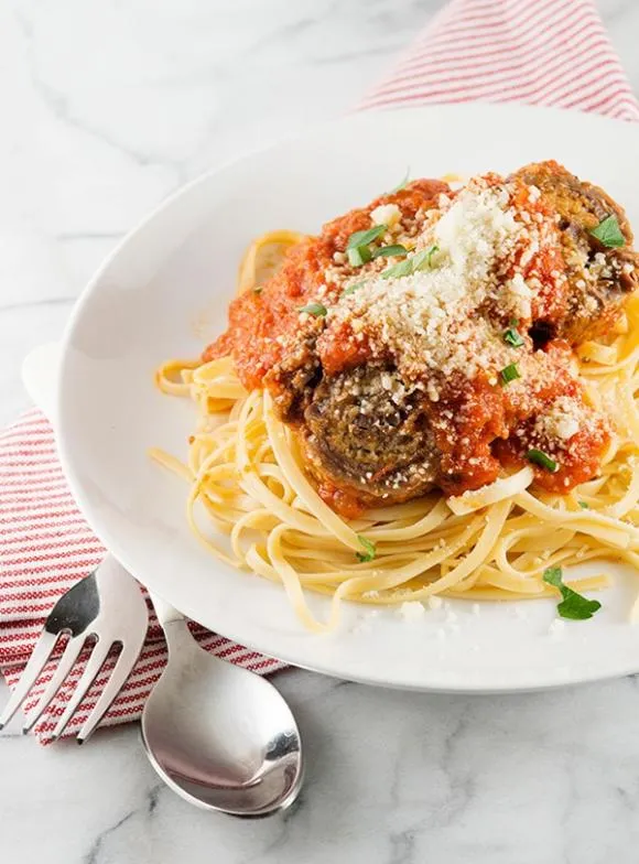 Thịt bò cuộn braciole ăn với pasta kiểu Ý ngon không thể chê