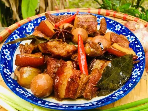 Thịt kho ngoài những gia vị thông thường, cho thêm lá này sẽ thơm ngon đến miếng cuối cùng