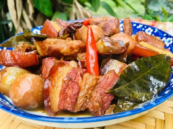 Thịt kho ngoài những gia vị thông thường, cho thêm lá này sẽ thơm ngon đến miếng cuối cùng