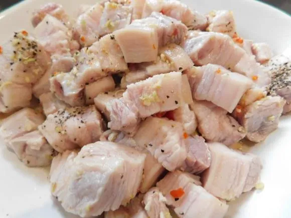 Thịt lợn đừng chỉ kho chung với trứng nữa, gợi ý bạn cách làm món thịt kho dứa đậm đà đưa cơm
