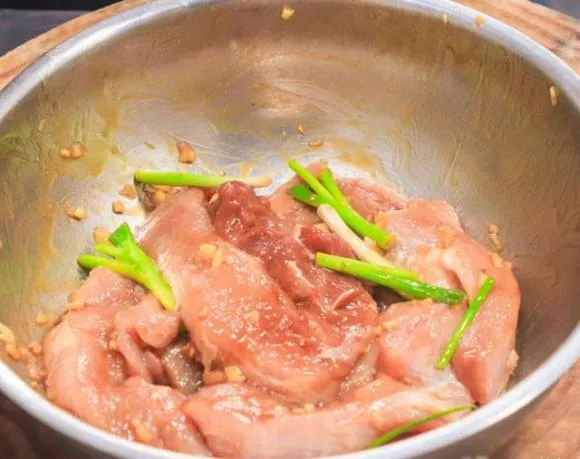 Thịt lợn nướng tự làm tại nhà ngon hơn ở hàng, dễ chế biến và không mất nhiều công sức