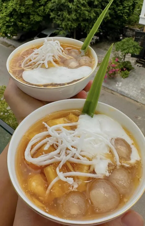 Tiết trời cuối thu se lạnh, làm món chè sắn dừa sợi nóng hổi, ngọt thanh, vừa là quà vặt vừa làm ấm cơ thể