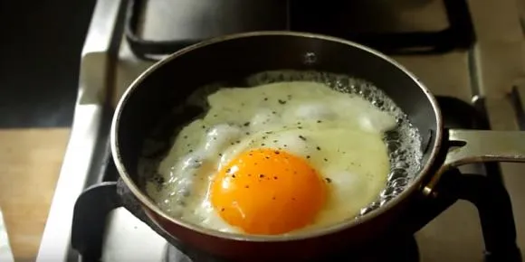 Trứng ốp la đừng vội ăn ngay, làm thêm một bước để trứng thêm đậm vị, bên trong mềm ngon, rất đưa cơm