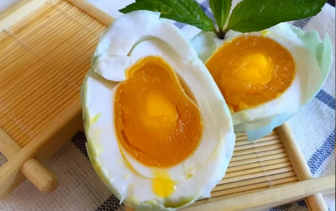 Trứng vịt muối tự làm, chỉ nêm 2 loại gia vị, có thể ăn sau 10 ngày, lòng đỏ trứng dẻo và nhiều dầu, rất thơm