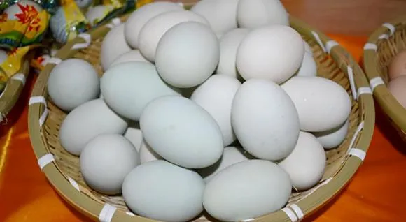 Trứng vịt muối tự làm, chỉ nêm 2 loại gia vị, có thể ăn sau 10 ngày, lòng đỏ trứng dẻo và nhiều dầu, rất thơm