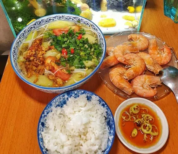 Xa mẹ, chàng trai khoe hơn 20 mâm cơm đơn giản, chưa đến 100 nghìn đi chợ nhưng ngon xuất sắc