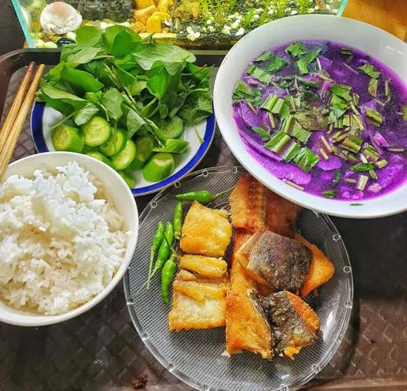 Xa mẹ, chàng trai khoe hơn 20 mâm cơm đơn giản, chưa đến 100 nghìn đi chợ nhưng ngon xuất sắc